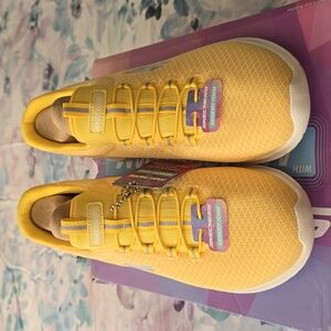 New Skechers Women's Yellow Memory Foam Tennis Shoes. Size 8.5 medium